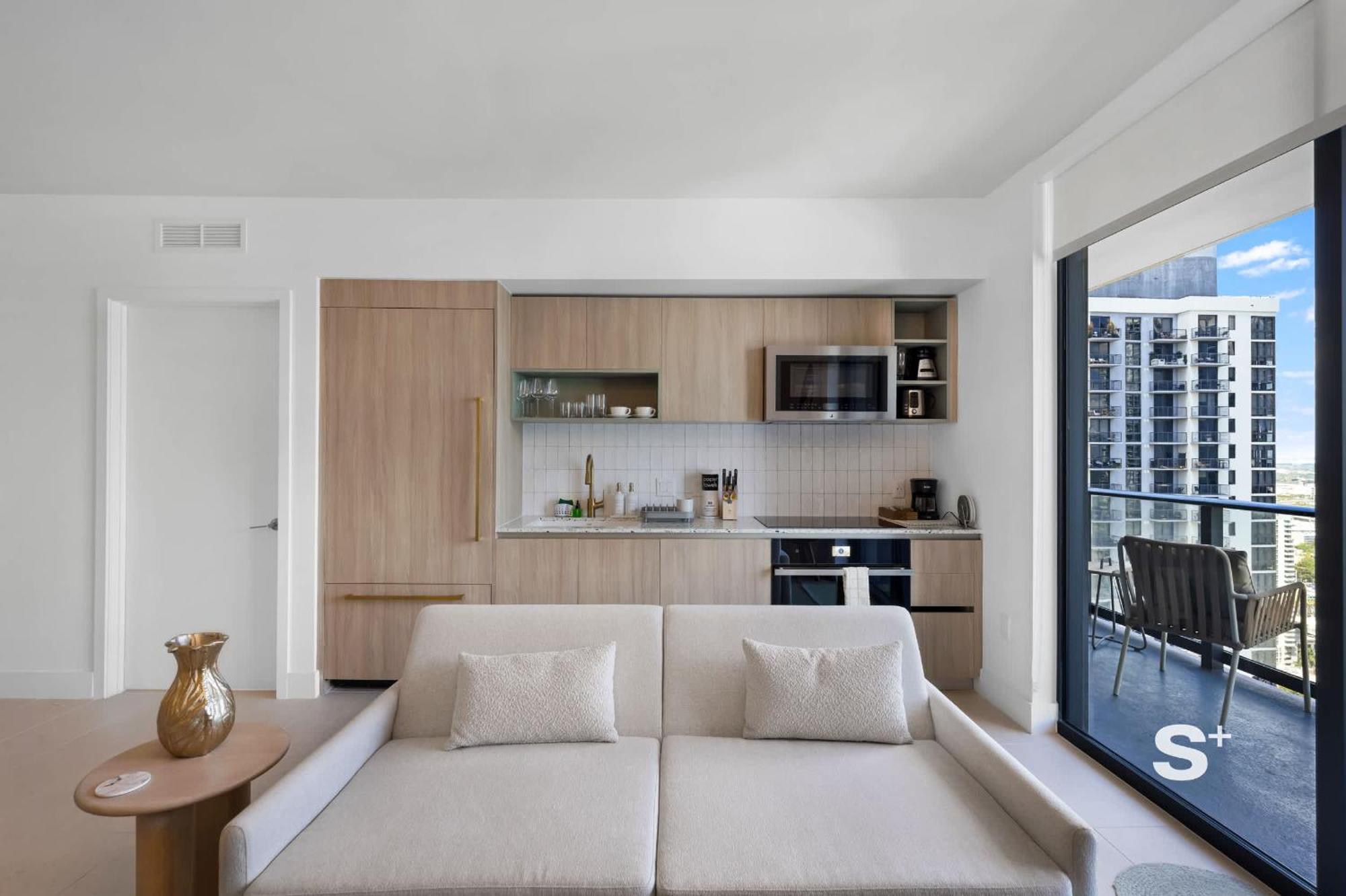 2-br Downtown Escape With Views *
