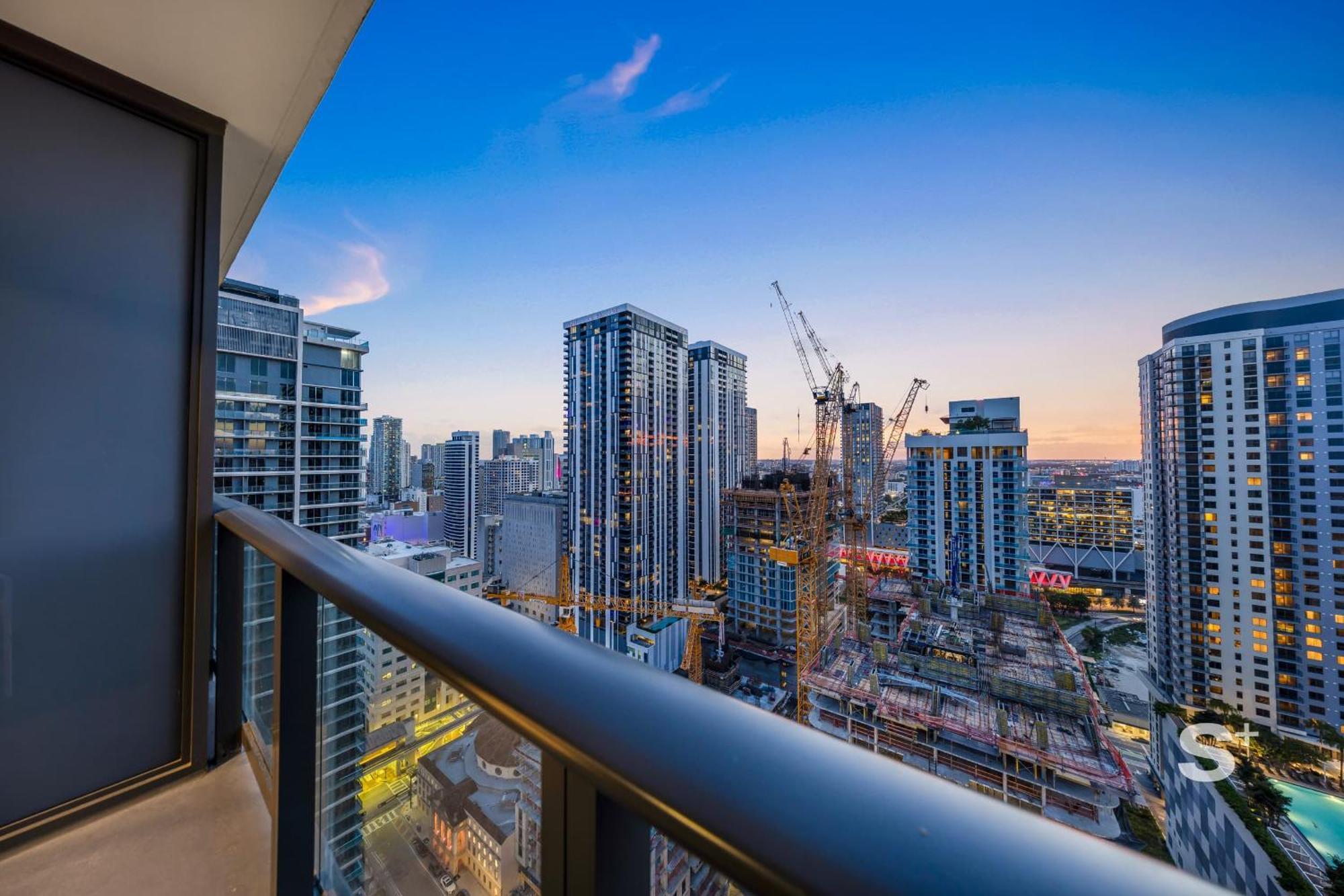 Apartment 2-br Downtown Escape With Views